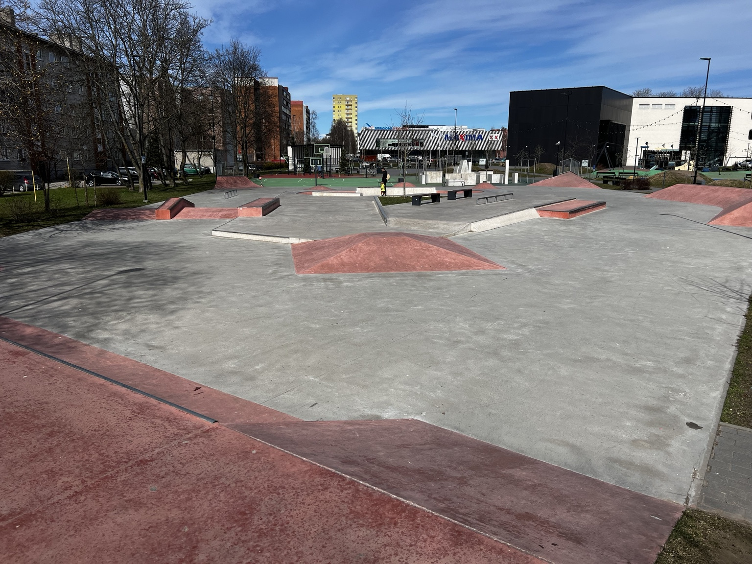 Värvilise betooniga skatepark Põhja-Tallinnas